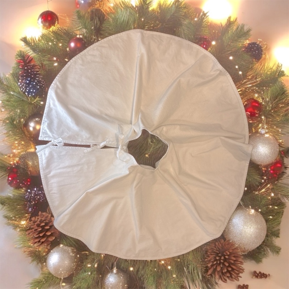 West Elm Velvet tree skirt Ivory 48‎ inch Diameter